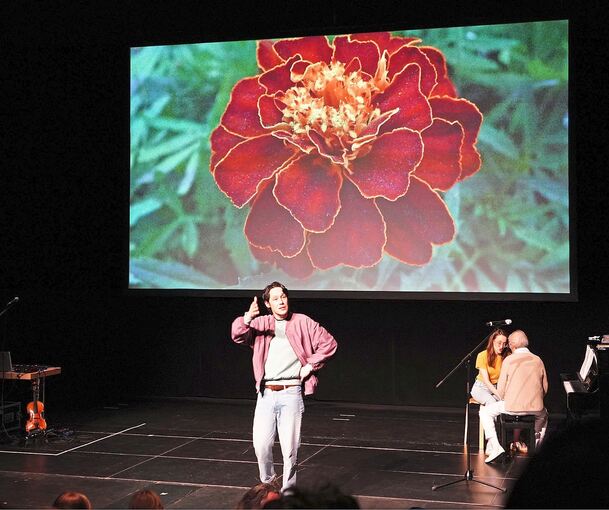 Brüche im Konzept von Identität: „Reis mit Würstchen“ an der ADK.