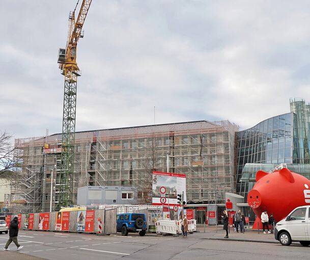 Am Gebäude der Kreissparkasse herrscht rege Bautätigkeit. Schon bald wird auch der Schillerplatz komplett umgestaltet.
