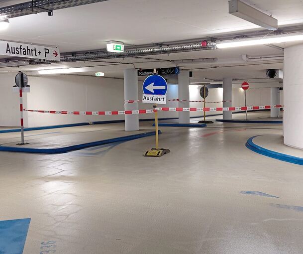 Im laufenden Betrieb wird der Unfallschaden, der am 3. November entstanden ist, beseitigt. Reichlich rotes Flatterband kam dabei in diesen Tagen zum Einsatz.