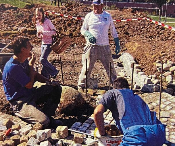 Aus alten Alben der Bürgerinitiative: Harte Arbeit fürs Wasserspiel im Bürgergarten.