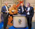 Superhelden müssen auch mal Kaffee trinken: Vorstand Frank Kraaz (von links), Marvel-Figur Ben Grimm, Vorstandsvorsitzender Timm Häberle und Vorstand Heiko Herbst.