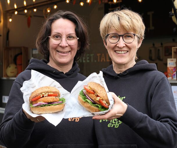 Möhrchen liebt Kichererbse: Anja Mohr (links) und Carmen Wössner sind seit 2022 mit ihrem Möki-Foodtrailer unterwegs. Ihre Leidenschaft ist gesundes Streetfood, das ohne künstliche Zusatzstoffe auskommt und fast ausschließlich vegan ist.