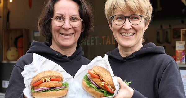Möhrchen liebt Kichererbse: Anja Mohr (links) und Carmen Wössner sind seit 2022 mit ihrem Möki-Foodtrailer unterwegs. Ihre Leidenschaft ist gesundes Streetfood, das ohne künstliche Zusatzstoffe auskommt und fast ausschließlich vegan ist.