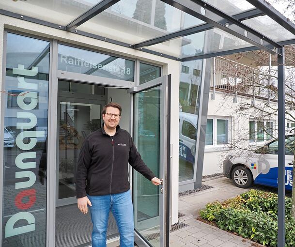 Willkommen und hereinspaziert: Maxim Daunquart am Eingang des neuen Firmensitzes im Murrer Gewerbegebiet.
