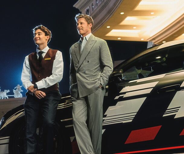 George Russel und Brad Pitt posieren für AMG.