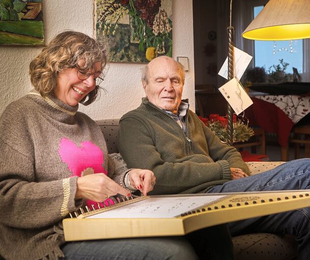 Wenn Gabriele Bollacher mit der Veeh-Harfe spielt, sing ihr Mann Dieter auch gerne mit.