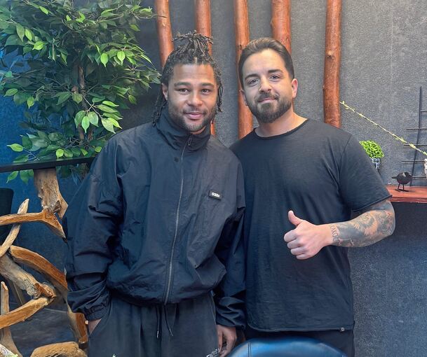 Serge Gnabry, seit 2017 beim FC Bayern München unter Vertrag und Nationalspieler (links), mit Serhat Oguz, Inhaber des Dönerrestaurants Etye in Ludwigsburg.