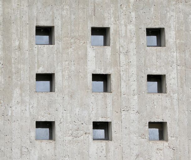 Sichtbeton ist typisch für den Baustil Brutalismus.