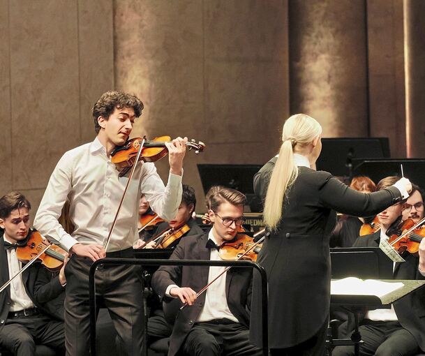 Anu Tali dirigiert, das Orchester folgt, Stephen Waarts brilliert als Solist.