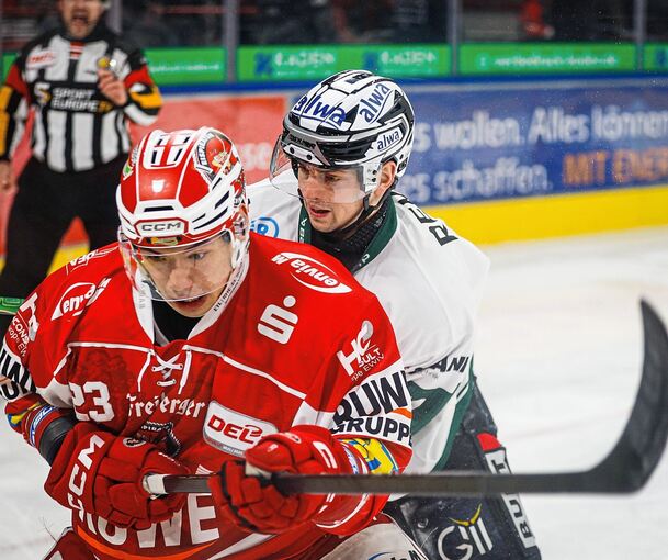 Erfolgreiche Schwerstarbeit in Westsachsen: Steelers-Angreifer Bastian Eckl (hinten) bedrängt Eispirat Tim McGauley.