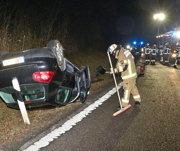 Der VW blieb auf dem Dach liegen.