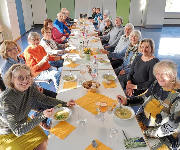 Um Punkt 12 Uhr nahmen 19 Gäste an der langen, liebevoll hergerichteten Tafel Platz.