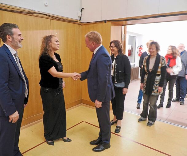 Neujahrsempfang der Gemeinde Pleidelsheim in der Festhalle: Das bedeutet für die neue Bürgermeisterin Sabrina Lee (Zweite von links), viele, viele Hände zu schütteln - darunter auch die ihres Vorgängers Ralf Trettner.