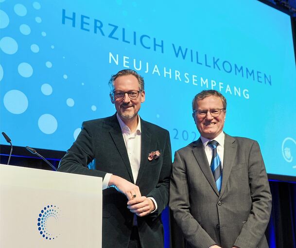 Der ehrenamtliche Vertreter des Landrats, Rainer Gessler, begrüßt den Gastredner beim Neujahrsempfang des Landkreises, Dr. Eckart von Hirschhausen