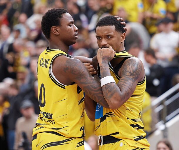 Ludwigsburger Frust: Babacar Sané (links) tröstet Forward Elijah Hughes nach dessen Fehlversuch in letzter Sekunde und der knappen 85:86-Heimniederlage.