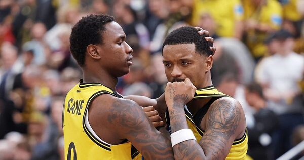 Ludwigsburger Frust: Babacar Sané (links) tröstet Forward Elijah Hughes nach dessen Fehlversuch in letzter Sekunde und der knappen 85:86-Heimniederlage.