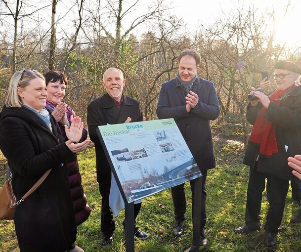 Die Infotafel wird enthüllt: Maike Mahlmann (Bürgervereinigung Hoheneck), Claudia Böhm und Roland Schmierer (Bürgerverein Neckarweihingen), Oberbürgermeister Matthias Knecht und Wolfgang Kern (Künstler und Grafiker) (von links).