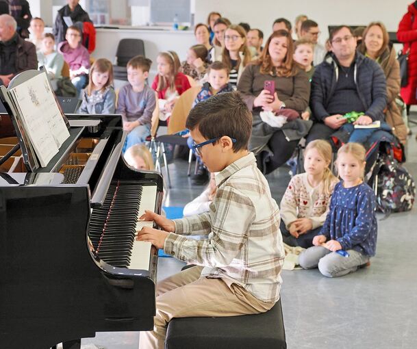Benicio zeigt Eltern und Kindern, was er auf dem Klavier gelernt hat.