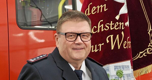 Commander Andreas Fritz passes the baton