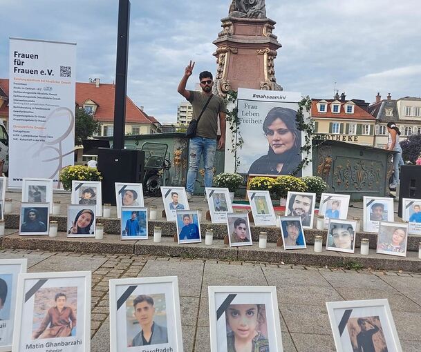 Samir vor knapp zwei Jahren bei einer Demonstration für die Rechte von Frauen im Iran in Ludwigsburg.