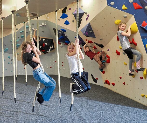 Ob an Seilen oder an Griffen, hier können sich Kinder austoben.