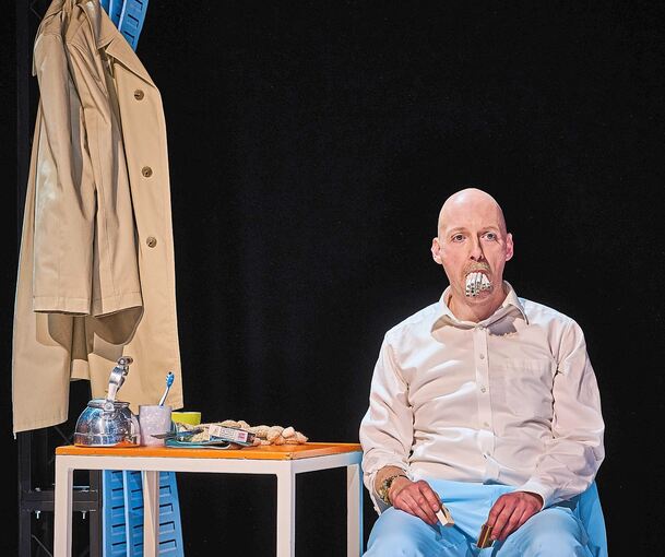 Vertrag ist Vertrag: Daniel Großkämper (Henri Boulanger) in „I hired a contract killer“.