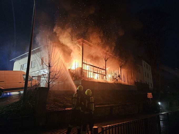 Flammen aus Mülltonne greifen über – Millionenschaden