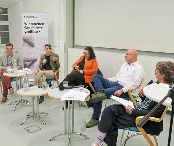 Diskussion im Staatsarchiv mit Arnd Kolb, Jennifer Jordan, Erster Bürgermeisterin Renate Schmetz, Thomas Ulmer und Moderatorin und LKZ-Redakteurin Janna Werner (von links).