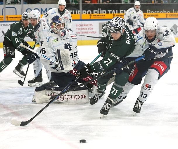 Bastian Eckl (Mitte) und die Bietigheim Steelers tun sich gegen die Blue Devils in der Offensive lange schwer.