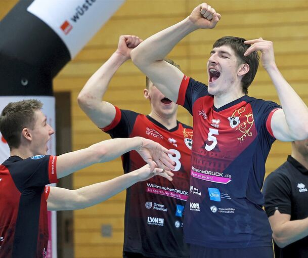 Der Ludwigsburger Mittelblocker Jan Huber (rechts) freut sich über die Auszeichnung zum besten Spieler des Spiels gegen Karlsruhe.
