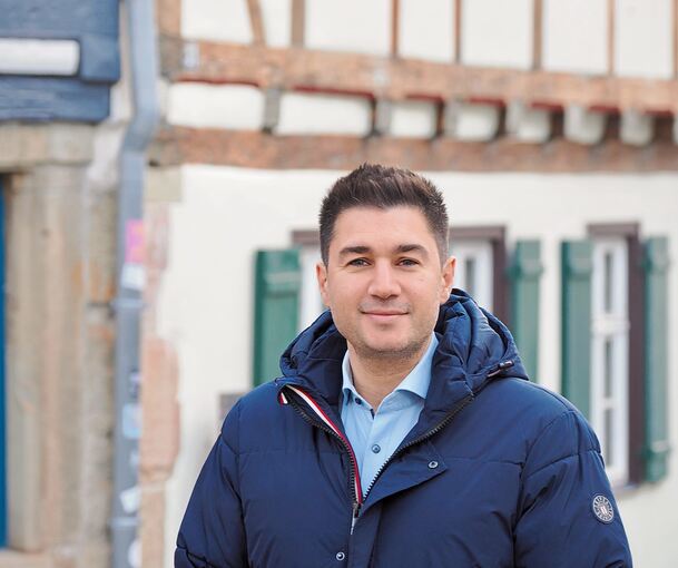 Tayfun Tok beim Kandidatenspaziergang in der Marbacher Innenstadt. Im März will der Murrer erneut in den Landtag einziehen.