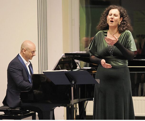 Am Klavier begleitet Yannis Tsanakaliotis die Stuttgarter Sopranistin Maria Palaska.