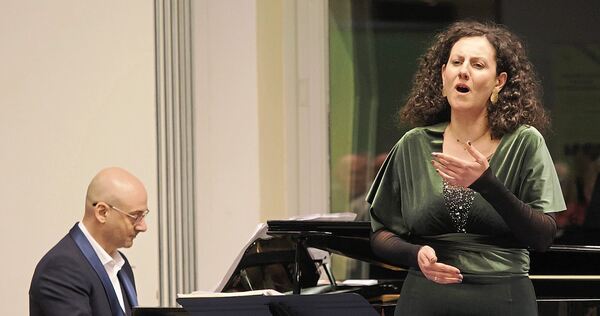 Am Klavier begleitet Yannis Tsanakaliotis die Stuttgarter Sopranistin Maria Palaska.