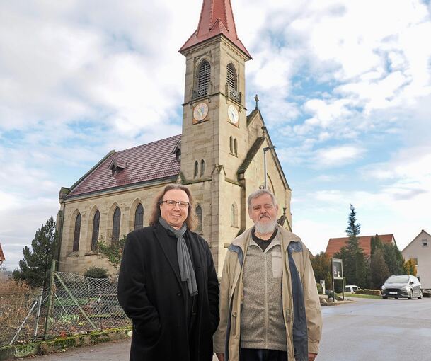 Pfarrer Markus Haag (links) und der frühere Kirchengemeinderat Erhard Süpfle vor der evangelischen Kirche in Prevorst.