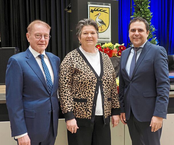 Bürgermeister Ralf Zimmermann (rechts) überreicht die Ehrenamtsnadel an Alfred Berenz und Carmen Schwarz.