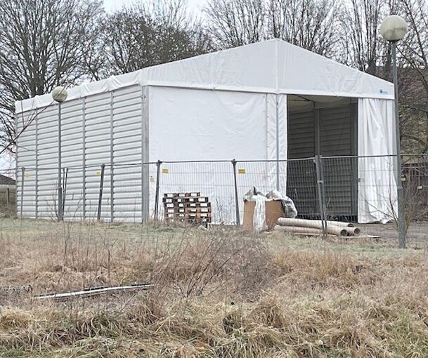 Dieses stabile Zelt ist in Hoheneck errichtet worden. Die Stadtverwaltung hat es für einen Zeitraum von vier Jahren genehmigt.