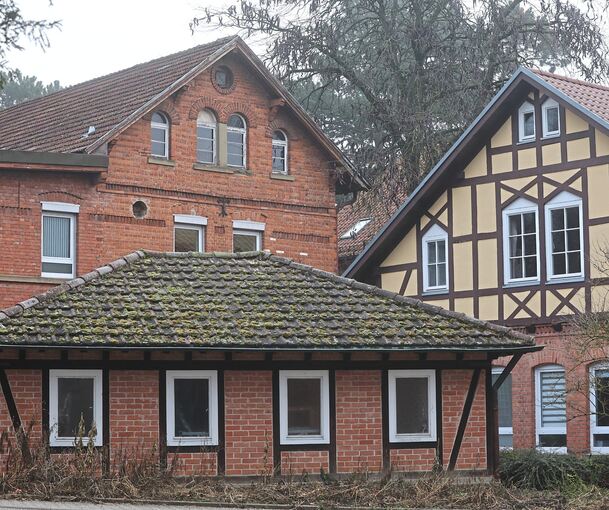 Blick auf das historische Bauensemble von 1876. Im Hintergrund das Wasch- und Backhaus der Karlshöhe.