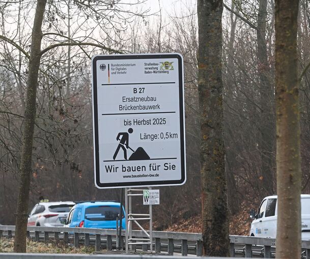Selbst Mitte Januar noch weist ein Schild auf das Ende der Baustelle auf der B27 auf Höhe Autokino im Herbst 2025 hin.