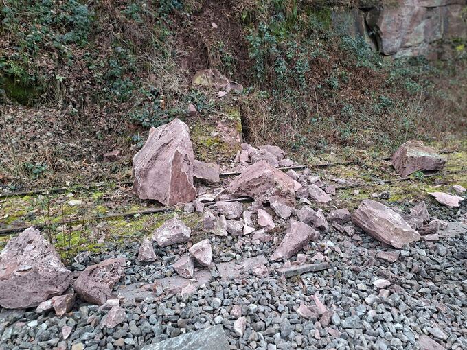 Regionalzug kollidiert mit Felsen auf den Schienen