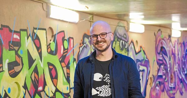 Als Ort für das Treffen wählte der Landtagskandidat und Lehrer die Wilhelm-Keil-Gemeinschaftsschule in Aldingen. Fotografiert wurde er an der Stadtbahnunterführung direkt daneben.