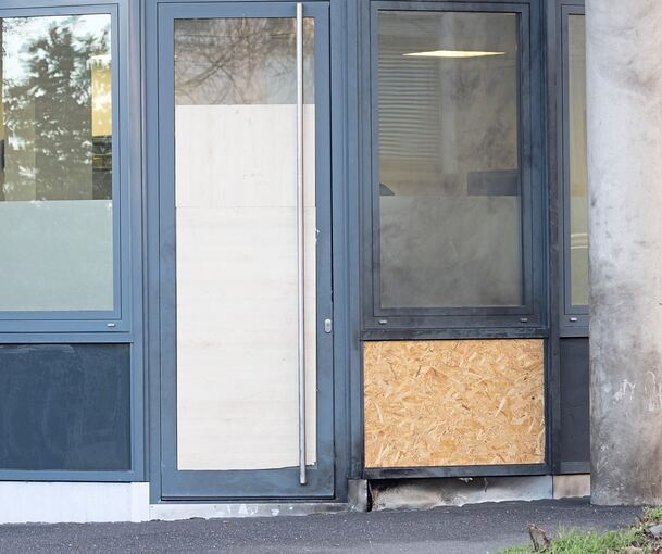 Nach Schüssen und Brand provisorisch instand gesetzt: der Eingangsbereich des betroffenen Unternehmens in Ludwigsburg.