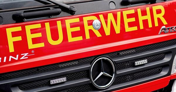 Brand-in-B-nnigheim-Oldtimer-und-Werkstatthalle-fangen-Feuer