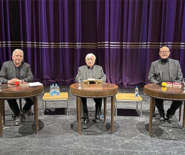 „Fassen wir also Mut“: Ex-Opernintendant Klaus Zehelein (Mitte), der frühere Kommunikationsdirektor der Oper Thomas Koch (links) und Buchautor Günther Heeg.