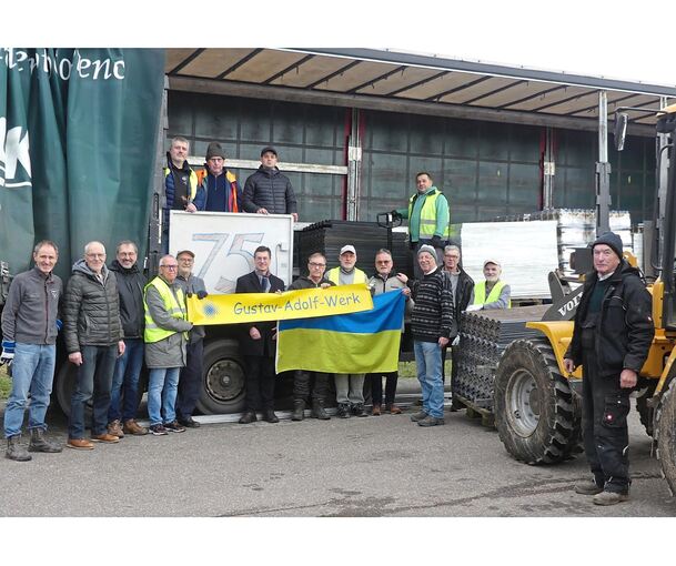 Das GAW-Team mit Dekan Dr. Zimmermann (Sechster von links) beim Beladen des 75. Trucks in die Ukraine in Hochdorf mit Solarpaneelen
