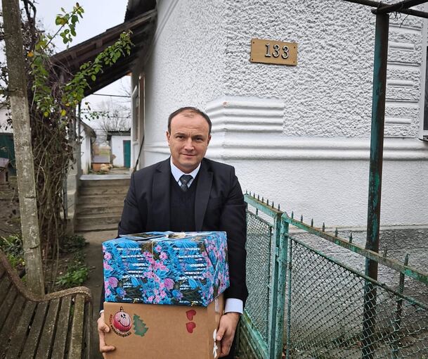 Pfarrer Péter Szeghljánik freut sich auf die Solaranlage aus Hochdorf. Auf dem Foto ist er beim Verteilen von Geschenken in seiner Gemeinde Csonkapapi/Westukraine zu sehen.