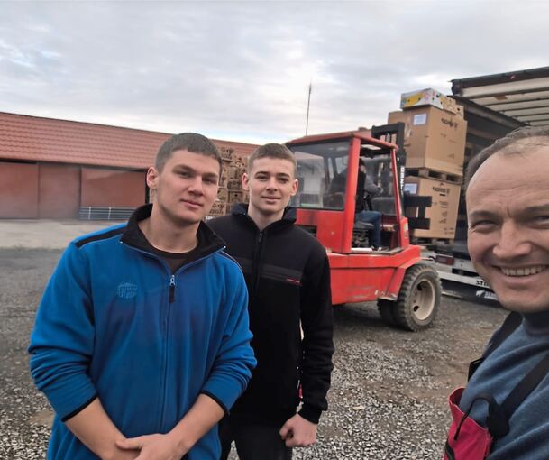 Pfarrer Péter Szeghljánik (rechts) beim Entladen eines Hilfstransportes in Transkarpatien an seinem Depot, zusammen mit zwei Mitarbeitern