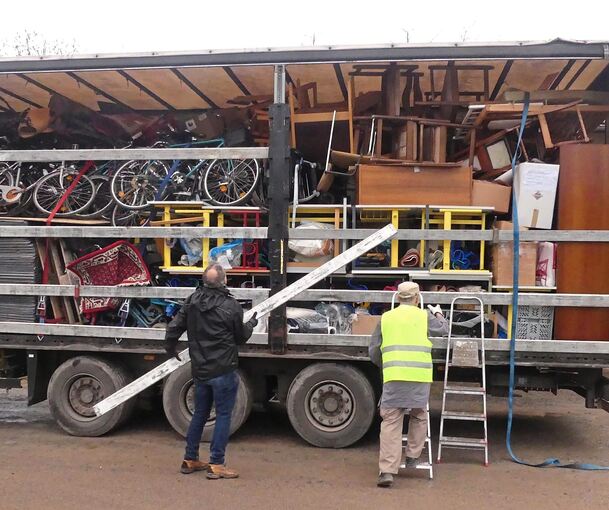 Der bis auf die letzte Ecke in Hohenhaslach mit Hilfsgütern befüllte 40Tonner vor der Abfahrt in die Ukraine