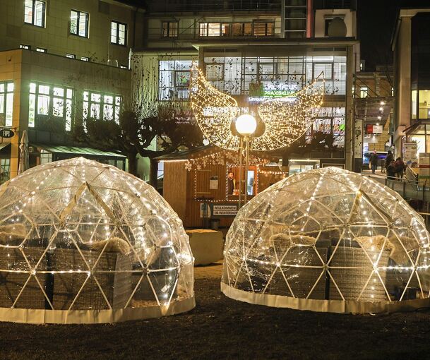 Das Winterdorf auf dem Solitudeplatz – im Hintergrund ist die Musikhalle zu sehen – hat sich bewährt.