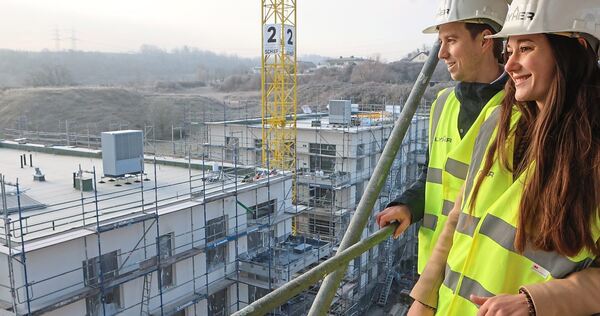 Constanze und Philipp Layher beim Baustellenrundgang: Die Luisenhöfe sind eines der größten Projekte des Familienunternehmens.