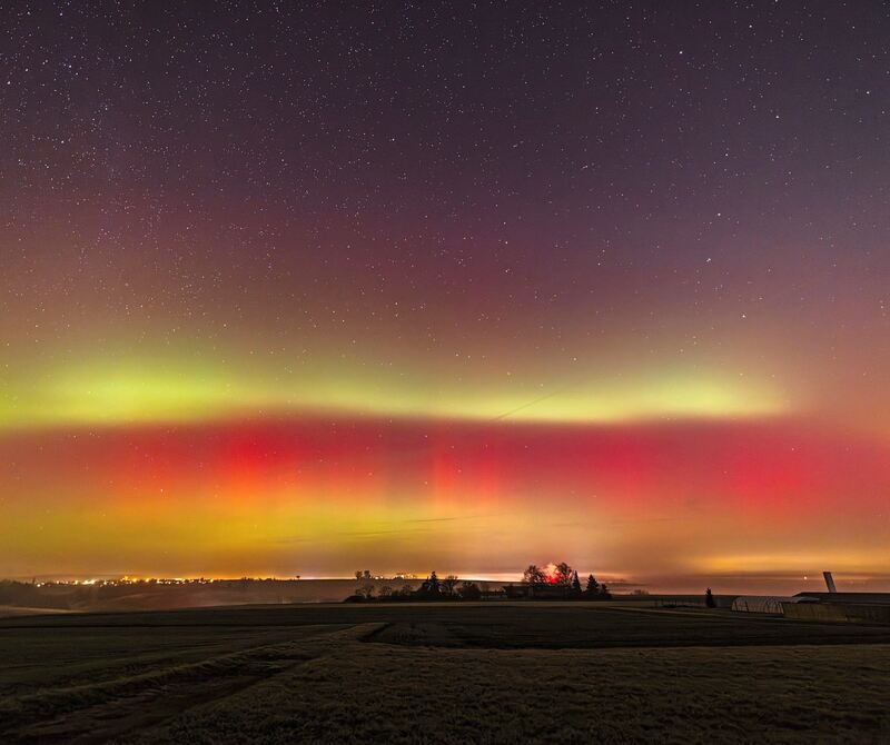Bunte Streifen am Horizont.